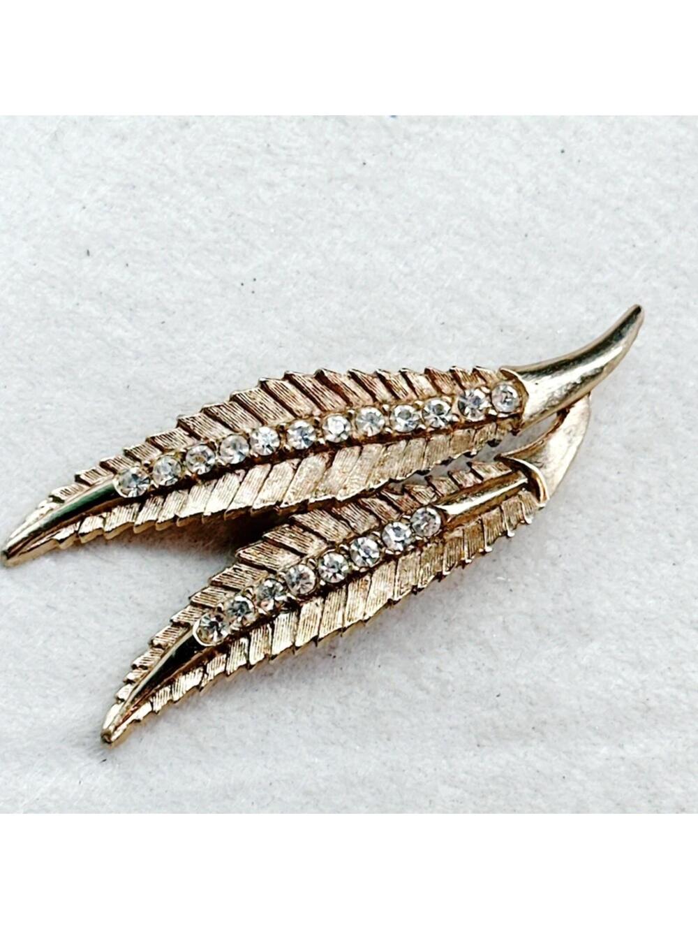 5255gc. Goldtone Bling Vintage Brooch